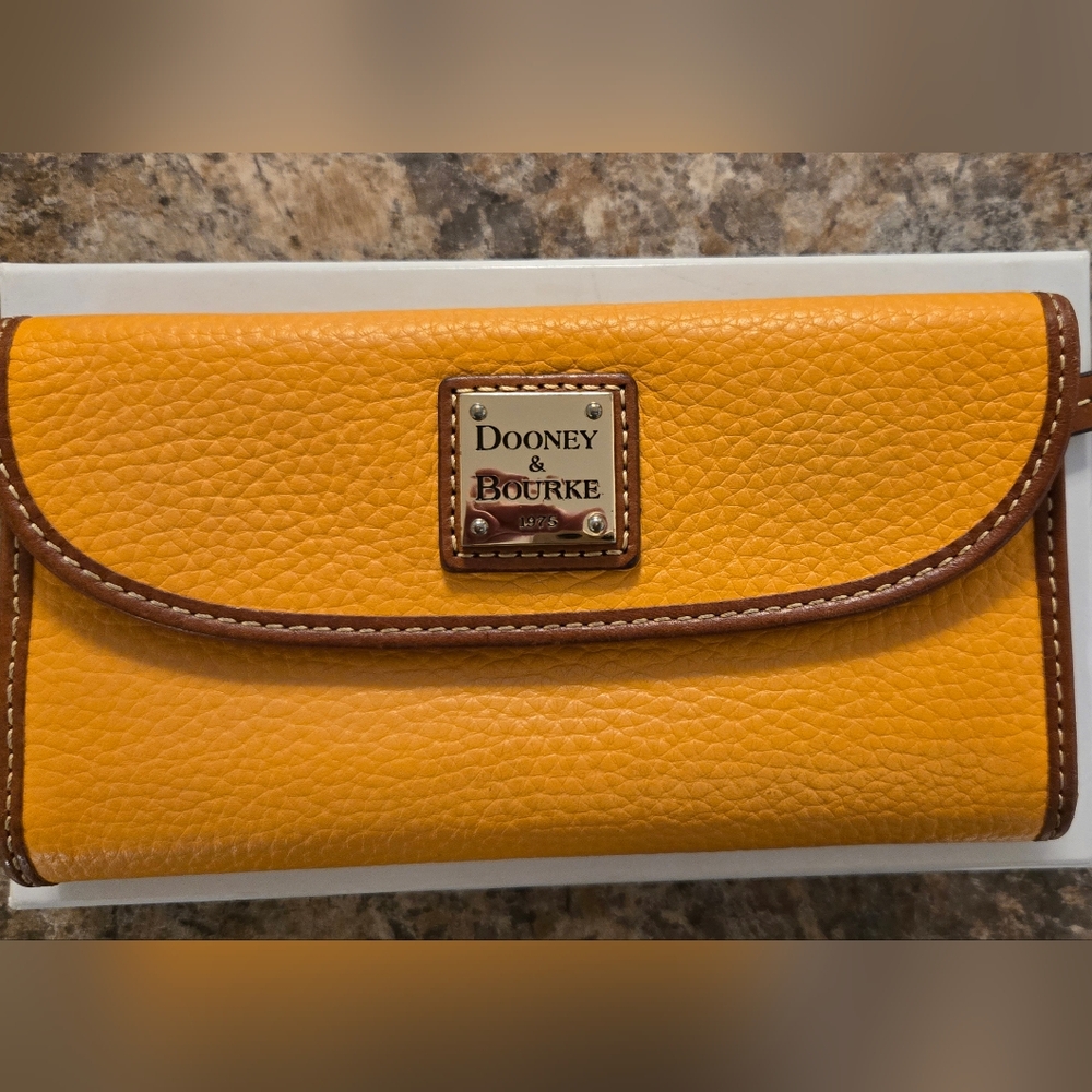 EUC Dooney & Bourke Collection Signature Logo Continental Clutch Wallet, Mustard